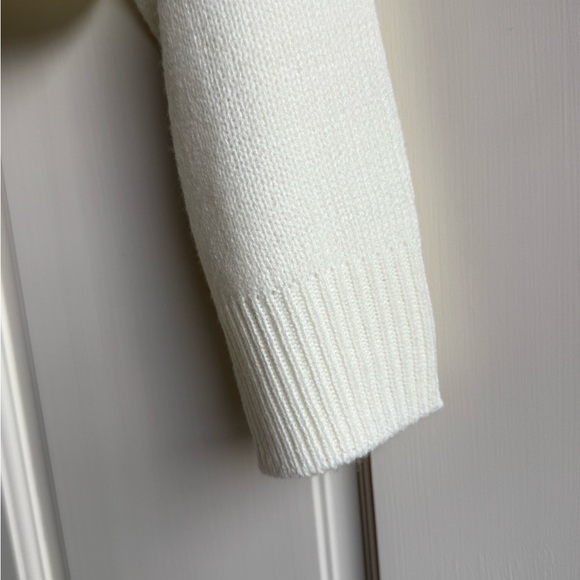 H&M Women's White V-Neck Sweater NWT - Picture 2 of 7